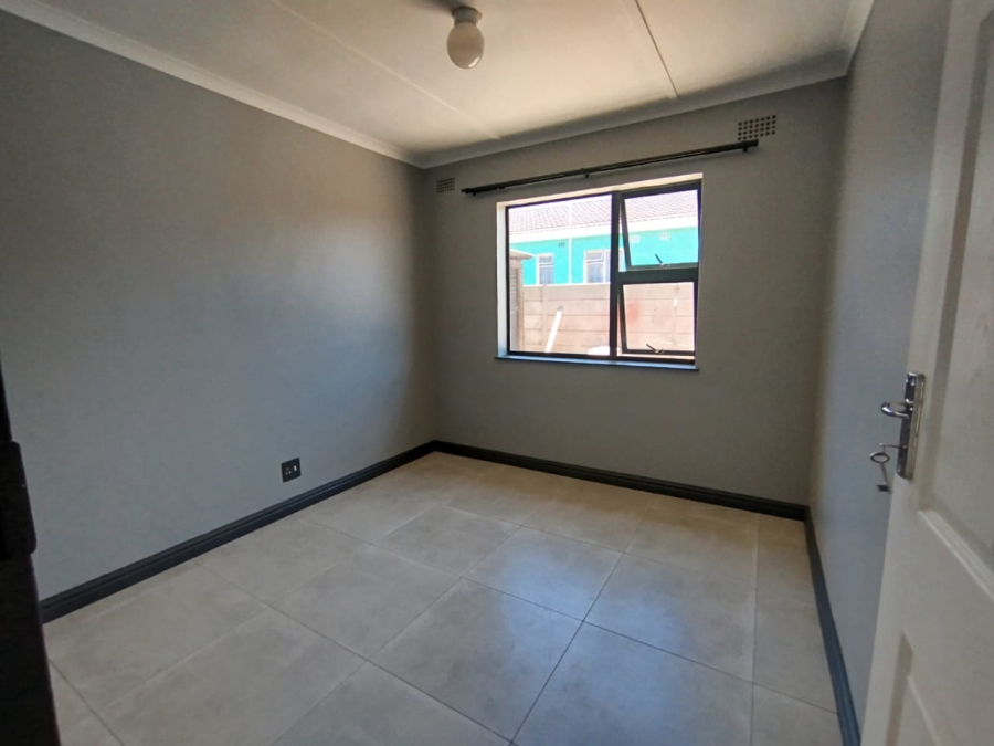 4 Bedroom Property for Sale in Louwville Western Cape